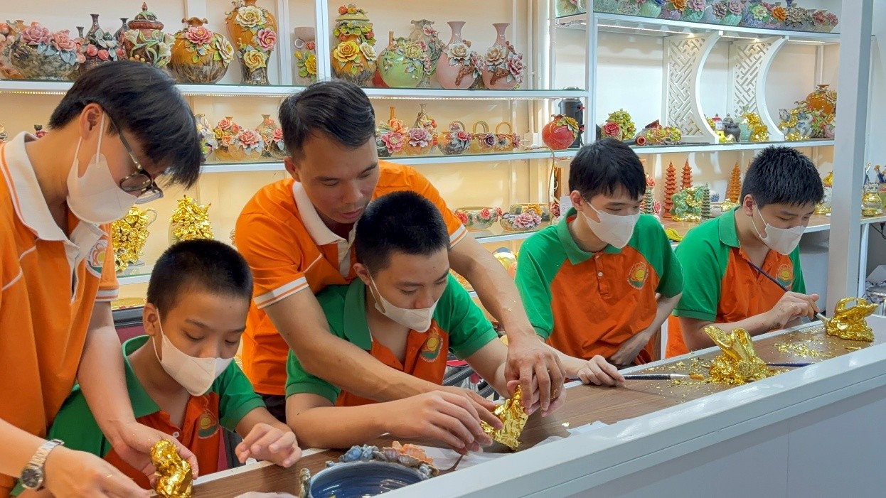Xưởng thực nghiệm hướng nghiệp Thiên Ân với nghề Gốm dát vàng (1)